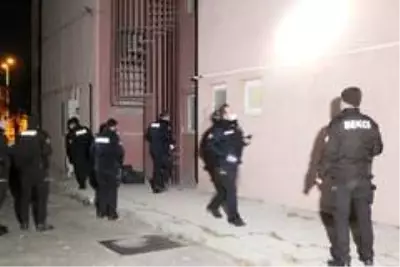 Bekçiler hırsız alarmı için tuvalet penceresinden içeri girdi