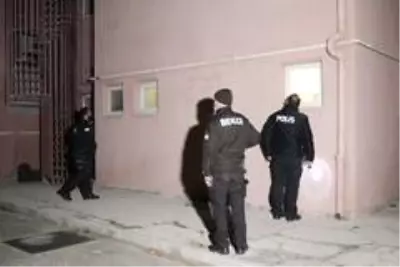 Bekçiler hırsız alarmı için tuvalet penceresinden içeri girdi