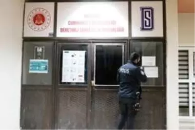 Bekçiler hırsız alarmı için tuvalet penceresinden içeri girdi