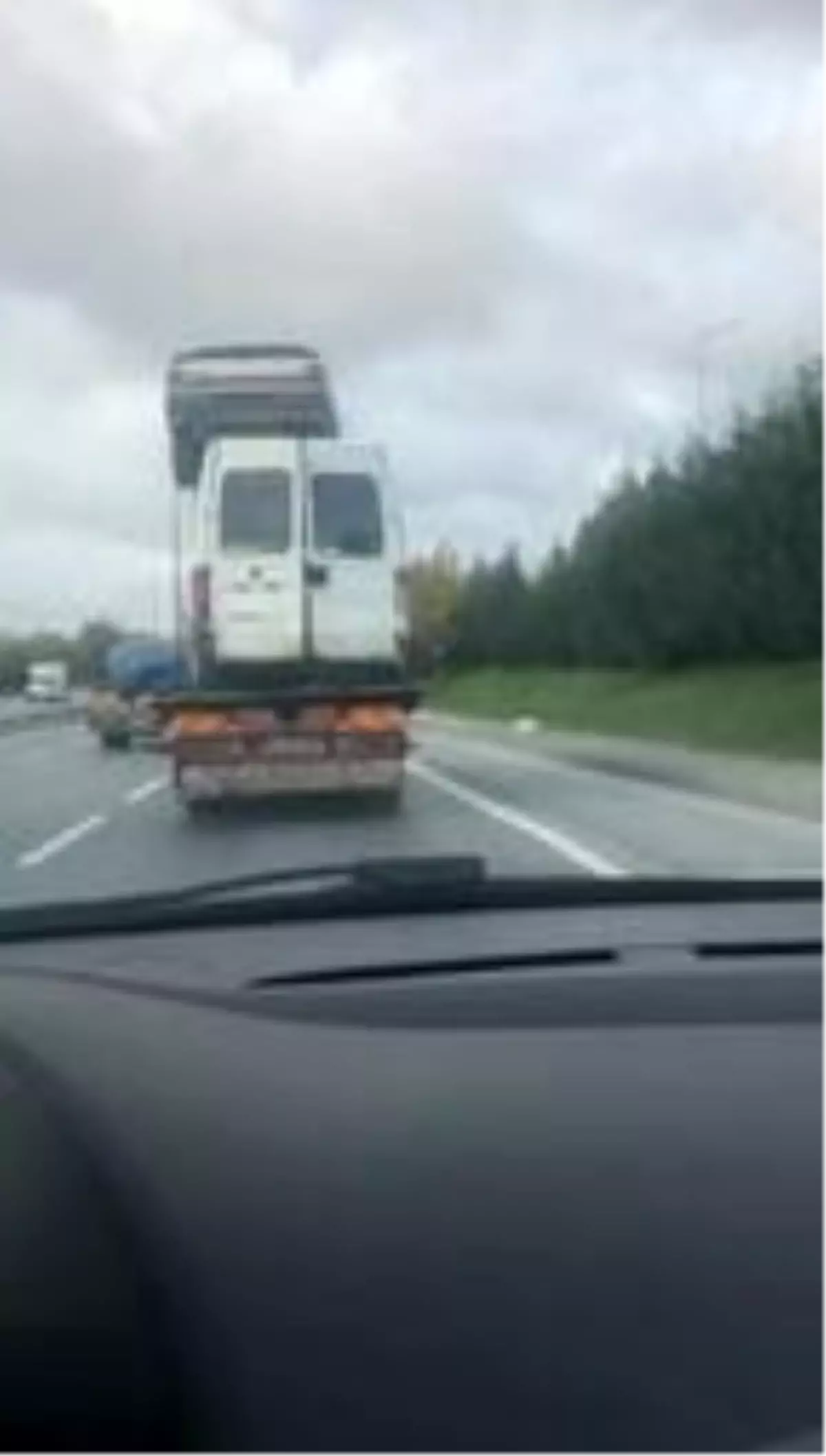 İSTANBUL'DA TRAFİĞİ TEHLİKEYE DÜŞÜREN GÖRÜNTÜLER KAMERADA