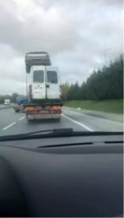 İSTANBUL'DA TRAFİĞİ TEHLİKEYE DÜŞÜREN GÖRÜNTÜLER KAMERADA İSTANBUL'DA TRAFİĞİ TEHLİKEYE DÜŞÜREN GÖRÜNTÜLER KAMERADA