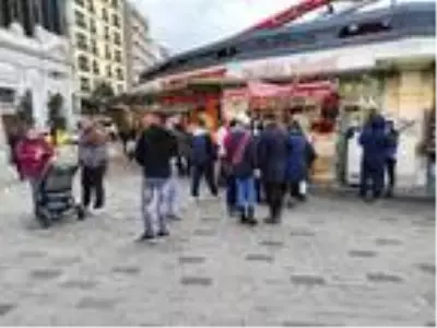 İSTİKLAL CADDESİ'NDE YOĞUNLUK, BÜFE ÖNLERİNDE KUYRUK OLUŞTU