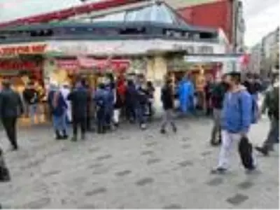 İSTİKLAL CADDESİ'NDE YOĞUNLUK, BÜFE ÖNLERİNDE KUYRUK OLUŞTU