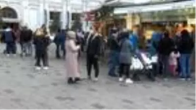 İSTİKLAL CADDESİ'NDE YOĞUNLUK, BÜFE ÖNLERİNDE KUYRUK OLUŞTU