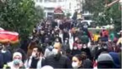 İSTİKLAL CADDESİ'NDE YOĞUNLUK, BÜFE ÖNLERİNDE KUYRUK OLUŞTU