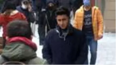 İSTİKLAL CADDESİ'NDE YOĞUNLUK, BÜFE ÖNLERİNDE KUYRUK OLUŞTU