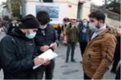 İSTİKLAL CADDESİ'NDE YOĞUNLUK, BÜFE ÖNLERİNDE KUYRUK OLUŞTU