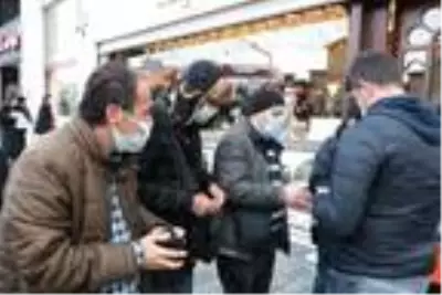 İSTİKLAL CADDESİ'NDE YOĞUNLUK, BÜFE ÖNLERİNDE KUYRUK OLUŞTU