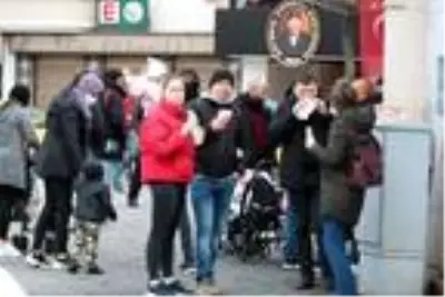 İSTİKLAL CADDESİ'NDE YOĞUNLUK, BÜFE ÖNLERİNDE KUYRUK OLUŞTU