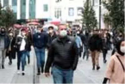 İSTİKLAL CADDESİ'NDE YOĞUNLUK, BÜFE ÖNLERİNDE KUYRUK OLUŞTU