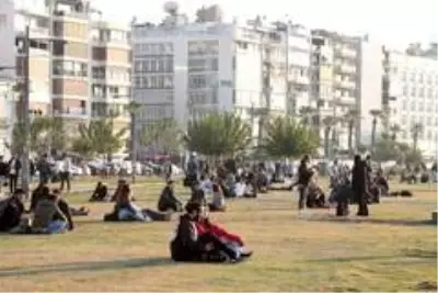 Kafe ve restoranlar kapandı, vatandaş sahile koştu