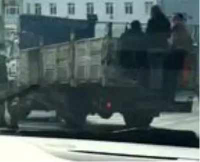 Kamyonet kasasında tehlikeli yolculuk
