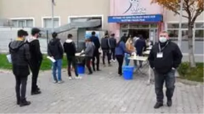 Karabük'te bazı adaylar saniyeler kala sınava yetişti Karabük'te bazı adaylar saniyeler kala sınava yetişti
