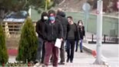 Karabük'te bazı adaylar saniyeler kala sınava yetişti Karabük'te bazı adaylar saniyeler kala sınava yetişti