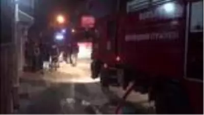 Karantinada olan ailenin evi yangında kullanılamaz hale geldi Karantinada olan ailenin evi yangında kullanılamaz hale geldi