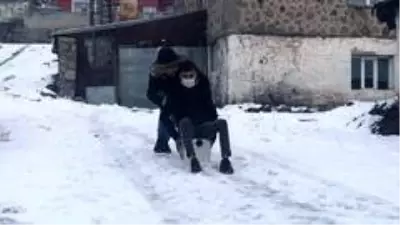 Kars'ta kartopu oynadılar, bidona binerek kaydılar Kars'ta kartopu oynadılar, bidona binerek kaydılar