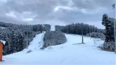 Kars'ta kartopu oynadılar, bidona binerek kaydılar Kars'ta kartopu oynadılar, bidona binerek kaydılar