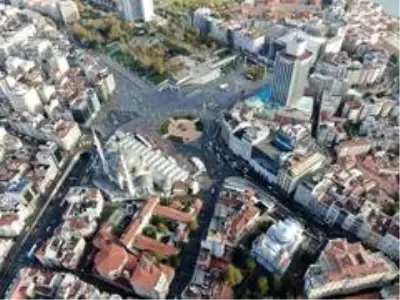 Kısıtlama sonrası Taksim'de yaşanan hareketlilik havadan görüntülendi Kısıtlama sonrası Taksim'de yaşanan hareketlilik havadan görüntülendi