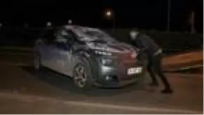 Kısıtlamada paket servise çıkan otomobil takla attı: 3 yaralı