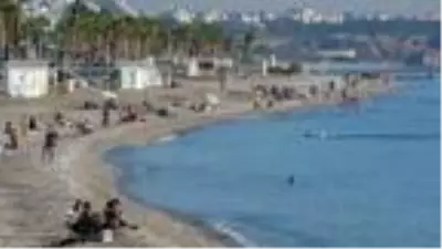 Kısıtlamanın ardından dünyaca ünlü sahile akın ettiler Kısıtlamanın ardından dünyaca ünlü sahile akın ettiler