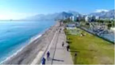 Kısıtlamanın ardından dünyaca ünlü sahile akın ettiler Kısıtlamanın ardından dünyaca ünlü sahile akın ettiler