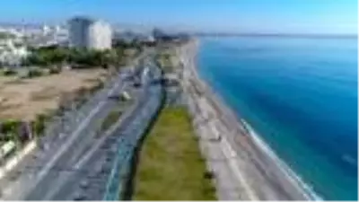 Kısıtlamanın ardından dünyaca ünlü sahile akın ettiler Kısıtlamanın ardından dünyaca ünlü sahile akın ettiler