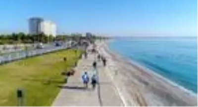 Kısıtlamanın ardından dünyaca ünlü sahile akın ettiler Kısıtlamanın ardından dünyaca ünlü sahile akın ettiler