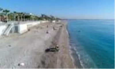 Kısıtlamanın ardından dünyaca ünlü sahile akın ettiler Kısıtlamanın ardından dünyaca ünlü sahile akın ettiler