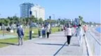 Kısıtlamanın ardından dünyaca ünlü sahile akın ettiler Kısıtlamanın ardından dünyaca ünlü sahile akın ettiler