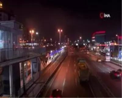 Koronavirüs tedbirleri kapsamında İstanbul'da sokağa çıkma kısıtlaması başladı Koronavirüs tedbirleri kapsamında İstanbul'da sokağa çıkma kısıtlaması başladı