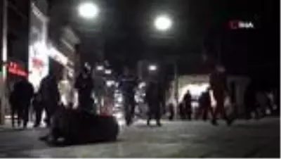 Koronavirüs tedbirleri kapsamında İstanbul'da sokağa çıkma kısıtlaması başladı Koronavirüs tedbirleri kapsamında İstanbul'da sokağa çıkma kısıtlaması başladı