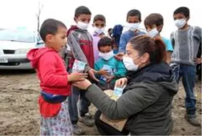 Mevsimlik tarım işçilerinin çocuklarına süt ve hijyen kiti Mevsimlik tarım işçilerinin çocuklarına süt ve hijyen kiti