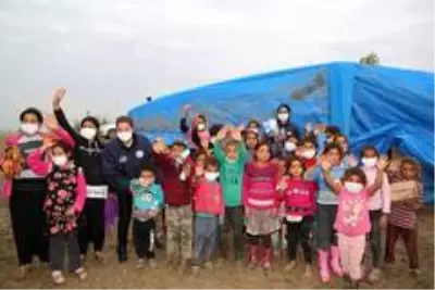 Mevsimlik tarım işçilerinin çocuklarına süt ve hijyen kiti Mevsimlik tarım işçilerinin çocuklarına süt ve hijyen kiti