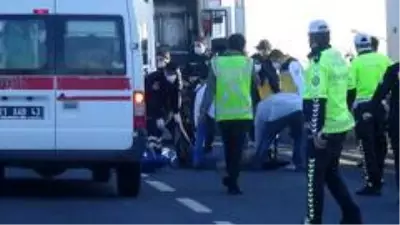 Motosiklet çöp kamyonuna çarptı: 2 ölü