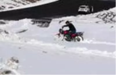 Motosikletle kar keyfi yaptılar Motosikletle kar keyfi yaptılar