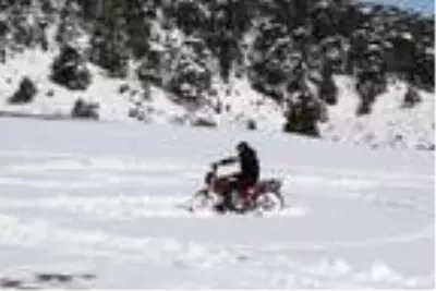 Motosikletle kar keyfi yaptılar Motosikletle kar keyfi yaptılar
