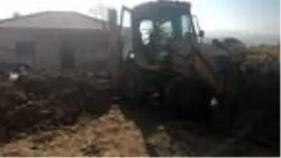 Odun toplamak isterken kepçenin altında kalıp, yaşamını yitirdi Odun toplamak isterken kepçenin altında kalıp, yaşamını yitirdi