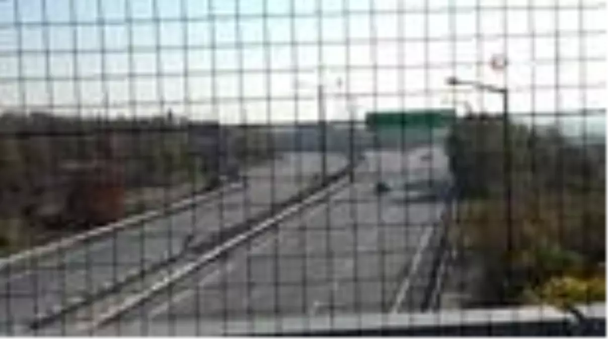 Otoyol üstündeki köprüyü çöplüğe çevirdiler