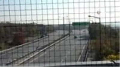 Otoyol üstündeki köprüyü çöplüğe çevirdiler