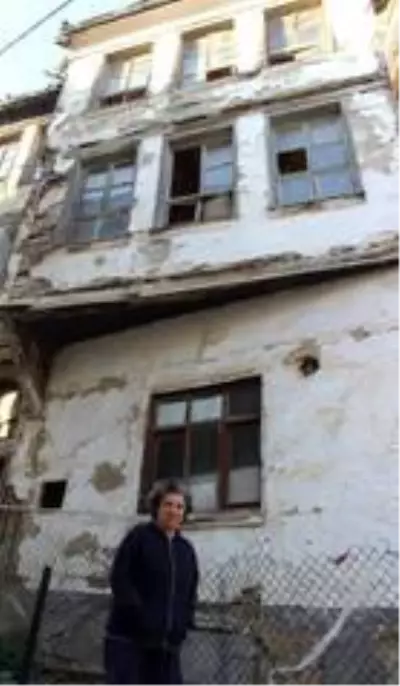 'Perili ev'in perisi yok, ziyaretçisi çok 'Perili ev'in perisi yok, ziyaretçisi çok