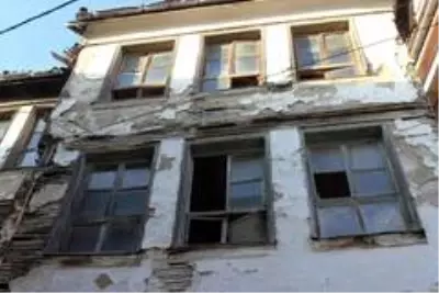 'Perili ev'in perisi yok, ziyaretçisi çok 'Perili ev'in perisi yok, ziyaretçisi çok