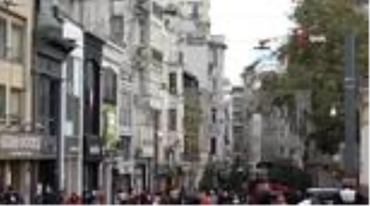 Polise 'Kapa Çeneni' diyen kadın turistler gözaltına alındı
