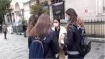 Polise 'Kapa Çeneni' diyen kadın turistler gözaltına alındı