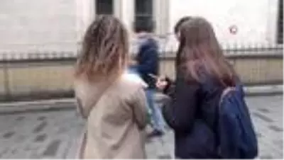 Polise 'Kapa Çeneni' diyen kadın turistler gözaltına alındı