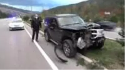 Samsun'da otomobil aydınlatma direğine çarptı: 2 yaralı