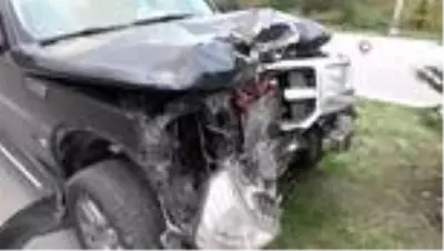 Samsun'da otomobil aydınlatma direğine çarptı: 2 yaralı