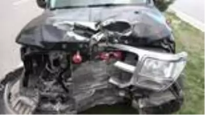 Samsun'da otomobil aydınlatma direğine çarptı: 2 yaralı