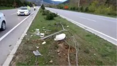 Samsun'da otomobil aydınlatma direğine çarptı: 2 yaralı