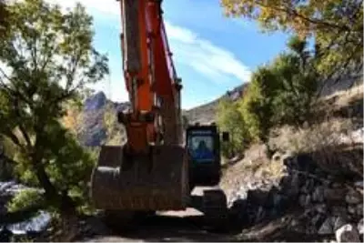 Şırnak'ta arıcılar için bal ormanlarına yol yapılıyor Şırnak'ta arıcılar için bal ormanlarına yol yapılıyor