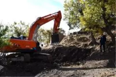 Şırnak'ta arıcılar için bal ormanlarına yol yapılıyor Şırnak'ta arıcılar için bal ormanlarına yol yapılıyor